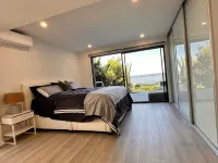 Perfect Retreat Absolute waterfront, Stunning View and Direct Access to water. - Beach