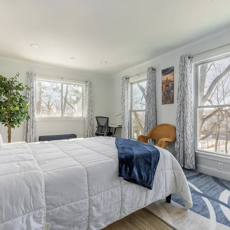 LUXE 3BD/2BA 29 min>NYC w/Parking & deck