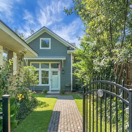 Charming cottage! Central to beach & downtown