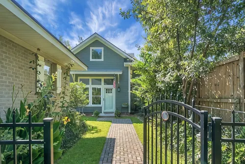 Charming cottage! Central to beach & downtown - Homestays