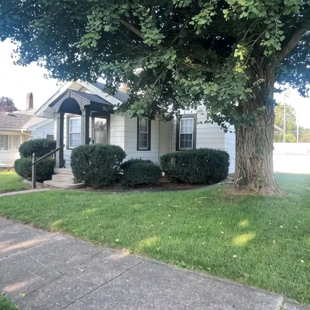 Charming 2 bedroom one bath home close to Highland Park!