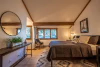 Luxe Mountain Cabin Condo, Prime Location Between Cyn Lodge & Village, Sleeps 10 - Butik