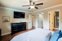 Marvel home w/ Pool, Gazebo, Movie Room, Gym, Traeger - บังกะโล
