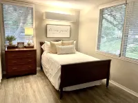 New!!! Luxury Riverfront Oasis with Gorgeous Oaks and Ping Pong Table! - 4-Sterne