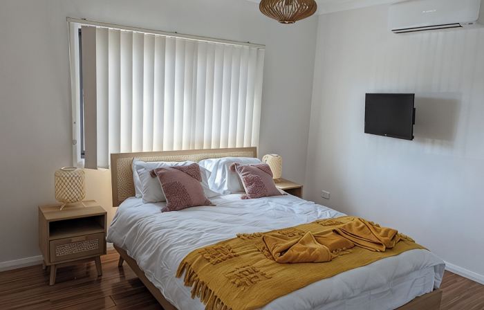 1 bedroom guesthouse near airport with private access and parking