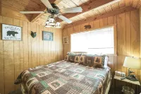 Hot Tub! Cozy beds sleeps 10, Wi-Fi, only 20 miles to West Yellowstone - Chalets