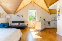 Backyard Cottage Close to Stadium, Walk to Restaurants and Close to Beach - Tiny houses