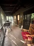 直接坐落在多條溪流旁的溫馨木屋，帶來最放鬆的住宿體驗 - 陽台