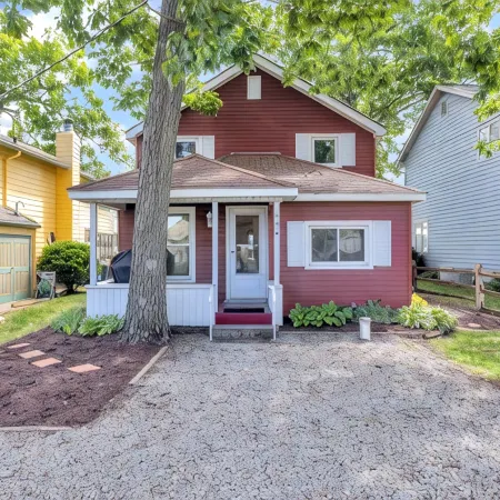 Waterfront lake cottage on gorgeous Clark Lake in Jackson! 4 bedrooms, sleeps 10