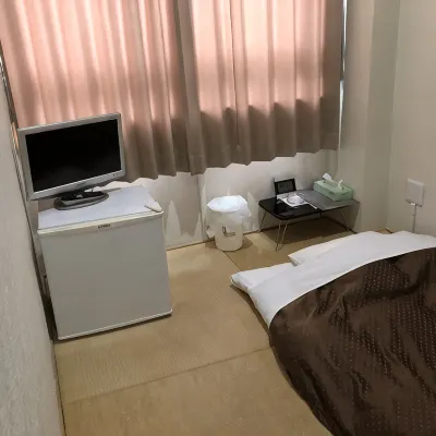 Business Hotel Akayane Hotel berhampiran Stesen Koyama