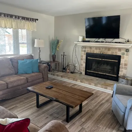 Beach house with Private Heated Pool, Jacuzzi, Firepit. Steps to beach and park.