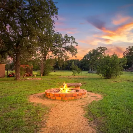 Modern Farmhouse - Hill Country Getaway - Texas Wine Country
