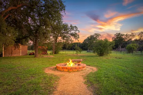 Modern Farmhouse - Hill Country Getaway - Texas Wine Country - 3-Star