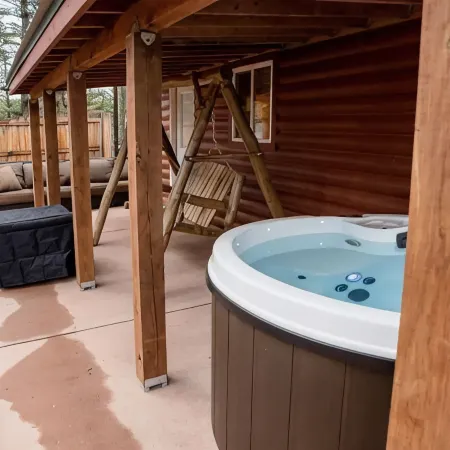 Cheerful 1-bedroom cabin with hot tub