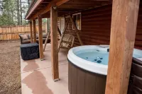 Cheerful 1-bedroom cabin with hot tub - Chalets