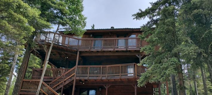 Mountain Cabin with Multi-level Decks, Views, Hot Tub, Family Memories Made Here โรงแรมในแองเจลไฟร์