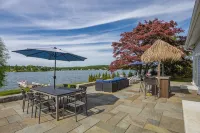 Candlewood Lakefront 3bd/ 2 bath house w/ 180 degree views! - Wifi
