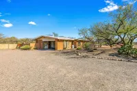 Desert Escape with Pool, Hot Tub & Mountain Views - Mountain view