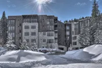 The "Powder Day" of Ski Condos! Ski-in Ski-Out, Great Vibe, Chef's Kitchen + EV! - Boutique