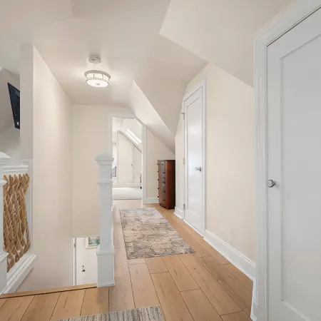 Corner House - Cozy Five Star 2 Bedroom Suite. Downtown and Stadium. Parking!