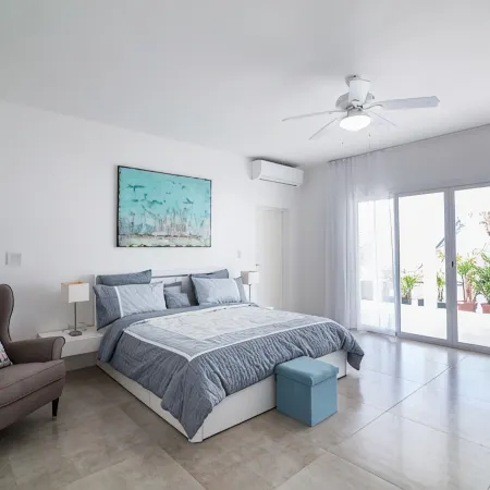 Stunning Penthouse on Mullet Bay beach