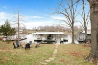 Miller Lakehouse.  Pontoon Available to Rent - Homestays