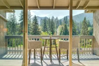 Vintage Golf/Ski Condo Near Mt. Hood w/ Beautiful Views - Wi-Fi