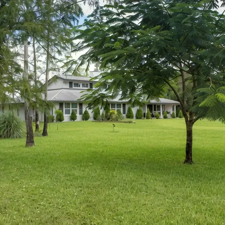 Little Ranches Retreat in the Heart of Equestrian Community