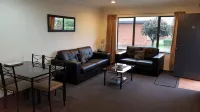 Tudor Lodge Motel - Parkplatz