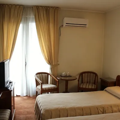 Hotel Sarmis Hotels near Centru de Rulote DEVA