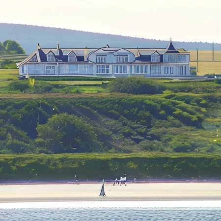 Cullen Bay Hotel