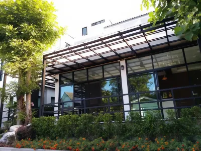 Areena Hotel Phitsanulok Hôtels à proximité de : Wat Ngiu Ngam