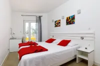 Cozy Apartment for 3 Adults Next to the Beach Hotels in Stobrec