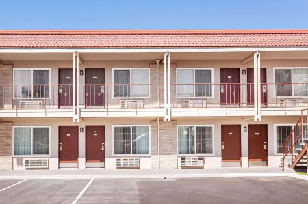 Days Inn & Suites by Wyndham Anaheim at Disneyland Park