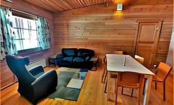 Old Pine Husky Lodge