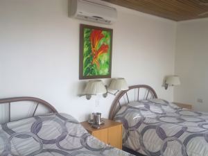 Hotel la Guaria Inn & Suites