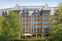 Holiday Inn & Suites North Vancouver Hotels near جسر كابيلانو المعلق