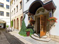 Hotel Dwór Polski Hotels near Miejska Gallery