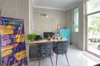 RedDoorz Plus Near Cito Mall Surabaya Hotels in Wonocolo