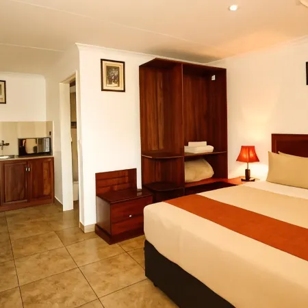 Mokoro Lodge