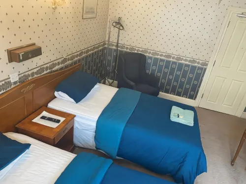 The Royal Victoria & Bull Hotel - parking