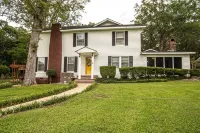 Beautiful 6 Bedroom home Hotels near Henley Feed & Farm Supply Inc.
