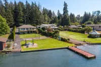 Sunset Lake Retreat@ Lake Tapps-Lakefront, Spacious, Sports Court, Kayaks