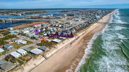 Ocean-View Retreat, Sleep 8, 6-Minute Walk to Restaurants, Pet friendly