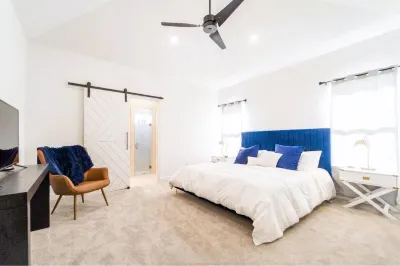 Chic New Build - 5 miles to Tech/Covenant/UHC - 2 miles to shopping!
