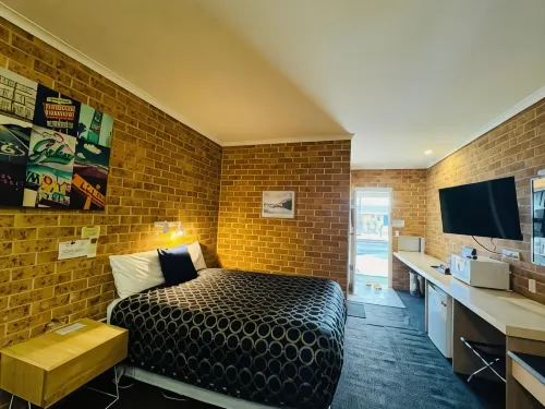 Town & Country Motor Inn Hotels in Hillvue