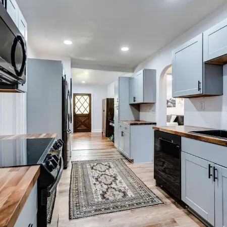 Charming 2 bedroom house, 1 mile from U of O and 7 minute walk to DT Eugene.