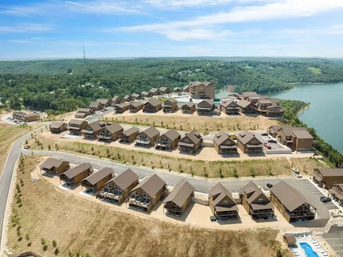 Boho Lakeview Lodge_ Indoor/outdoor pool, table rock lake, Silver Dollar City Hotel a Pine B Township