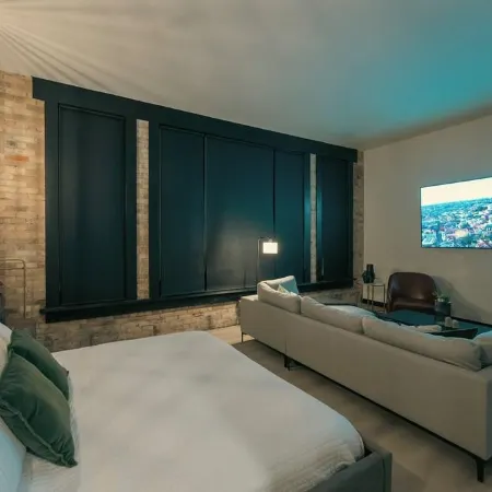 Luxury Suite ~ Above Starbucks ~ Main St View