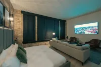 Luxury Suite ~ Above Starbucks ~ Main St View